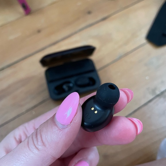 Bluetooth Earbuds, with cord charger. - Picture 4 of 4